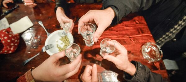 Алкоголдук ичимдик ичип жаткан адамдар. Архив - Sputnik Кыргызстан