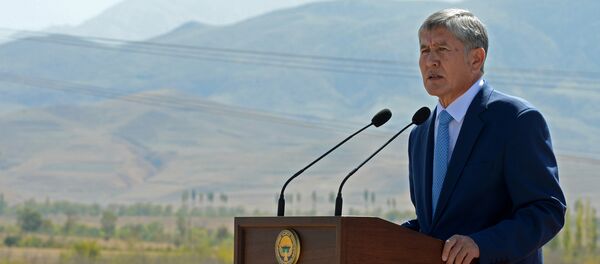 Президент Кыргызстана Алмазбек Атамбаев во время во время поездки в Баткенскую область. Президент Кыргызстана Алмазбек Атамбаев во время во время поездки в Баткенскую область. - Sputnik Кыргызстан