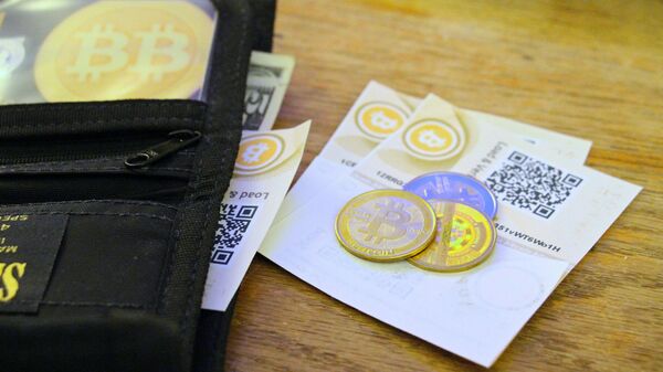 Криптовалюта (биткойн) – цифровая валюта. Архивное фото - Sputnik Кыргызстан
