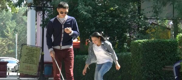 Реакция бишкекчан на потерю кошелька слепым — соцэксперимент - Sputnik Кыргызстан