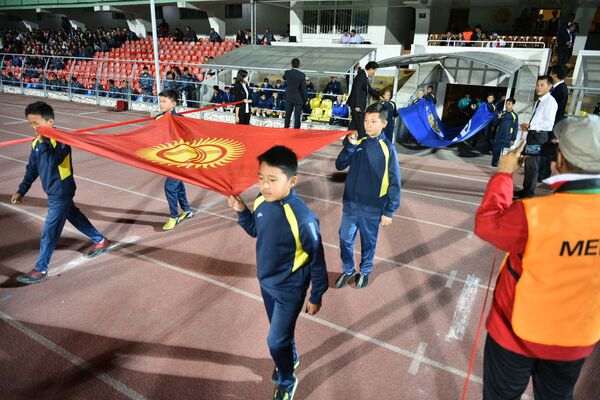 Вначале матча традиционно на поле выносят флаги сборных стран и Азиатской футбольной конфедерации - Sputnik Кыргызстан