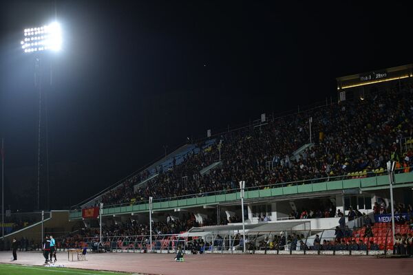 Матчи квалификационного раунда Чемпионата Азии (U-16) проходят в Бишкеке. Кыргызстанцы пришли на стадион поддержать свою сборную - Sputnik Кыргызстан