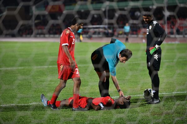 Неприятные моменты матча: падение на газон после столкновения с соперником - Sputnik Кыргызстан