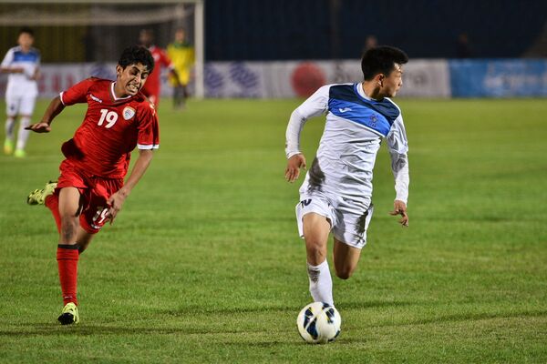 Несмотря на активность кыргызстанских игроков, сборная Омана одержала победу со счетом 2:0. - Sputnik Кыргызстан