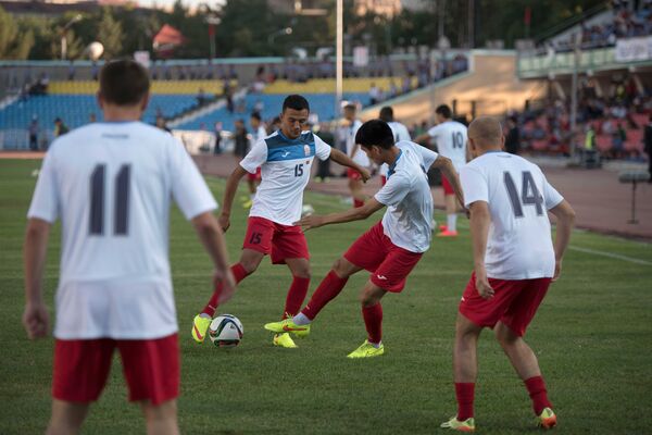 Сборная Кыргызстана по футболу во время тренировок. Архивное фото - Sputnik Кыргызстан