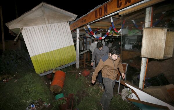 Люди выходят из разрушенного магазина, вызванных землетрясением в городе Вальпараисо, Чили. - Sputnik Кыргызстан
