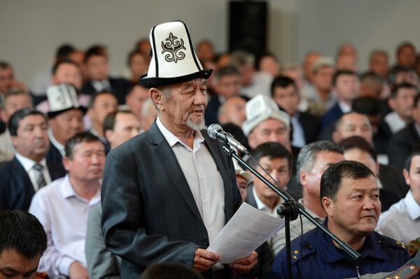 Во время встречи Атамбаева с местыми жителями. - Sputnik Кыргызстан