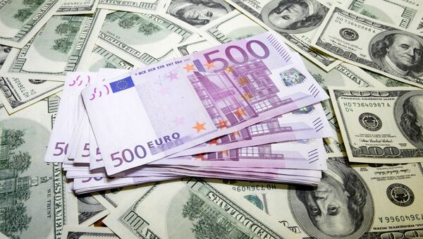 Жүз доллар жана беш жүз евро купюралары. Архив - Sputnik Кыргызстан
