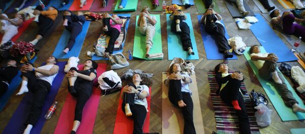 Занятия йогой. Архивное фото Занятия йогой. Архивное фото - Sputnik Кыргызстан