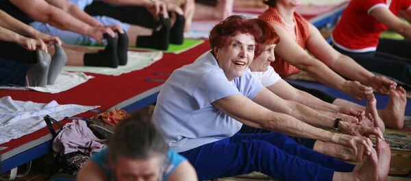 Люди пожилого возраста занимаются йогой. Архивное фото - Sputnik Кыргызстан