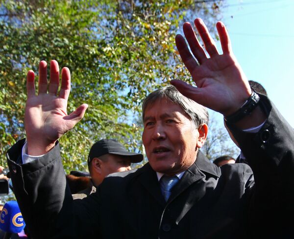 Президенттикке талапкер Алмазбек Атамбаев шайлоо участкаларынын биринде добуш бергенден кийин - Sputnik Кыргызстан