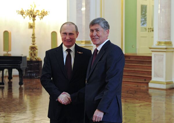 Президент России Владимир Путин (слева) и президент Кыргызстана Алмазбек Атамбаев. Архивное фото - Sputnik Кыргызстан