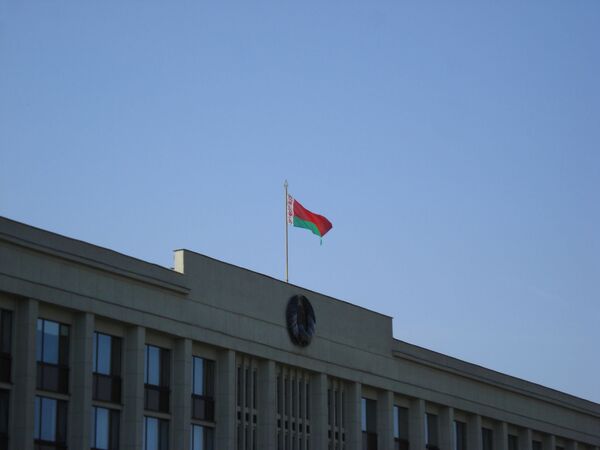 Флаг Беларуси на здании. Архивное фото - Sputnik Кыргызстан