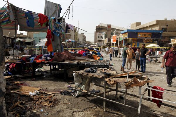 Люди на месте теракта в Багдаде. - Sputnik Кыргызстан