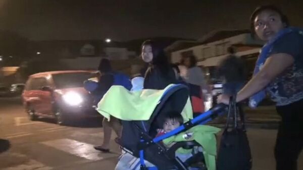Спутник_Люди с детьми и животными вышли из домов на улицы после землетрясения в Чили - Sputnik Кыргызстан