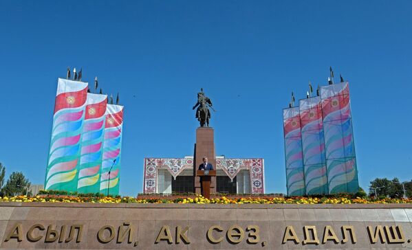 Президент Алмазбек Атамбаев Эгемендүүлүк күнүндө Ала-Тоо аянтында сөз сүйлөп жатат - Sputnik Кыргызстан