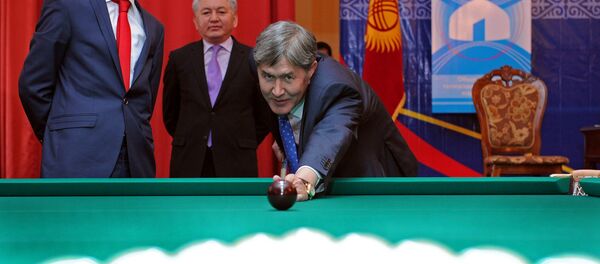Президент Кыргызстана Алмазбек Атамбаев играет в бильярд - Sputnik Кыргызстан