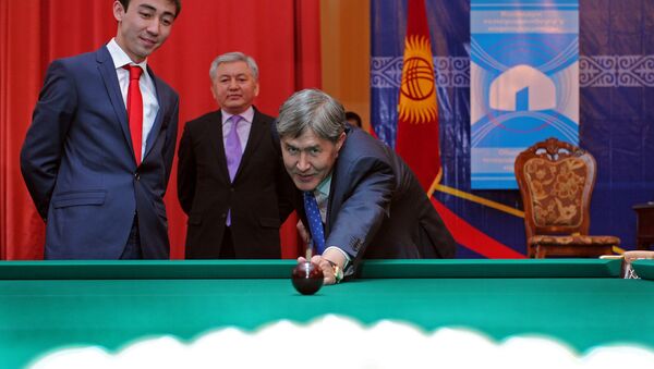 Президент Кыргызстана Алмазбек Атамбаев играет в бильярд - Sputnik Кыргызстан
