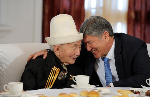 От инаугурации до селфи с футболистами — президент Алмазбек Атамбаев - Sputnik Кыргызстан