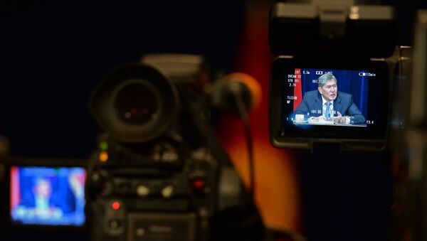 Президент Алмазбек Атамбаев конференция маалында. Архив - Sputnik Кыргызстан