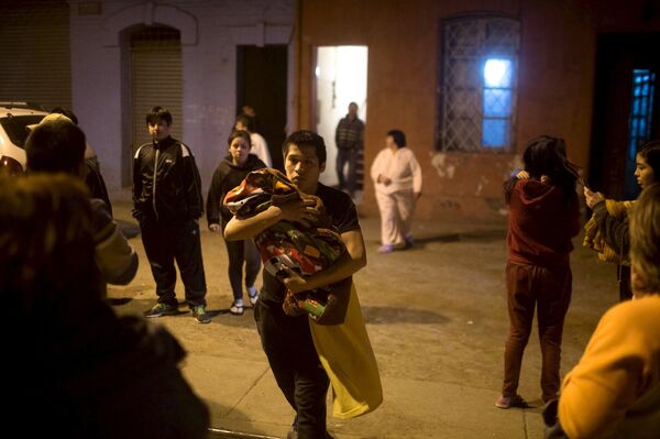 Люди выбегают из домов во время землетрясения в Чили. - Sputnik Кыргызстан