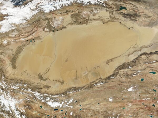 Одна из крупнейших песчаных пустынь мира — Такла-Макан. Архивное фото - Sputnik Кыргызстан