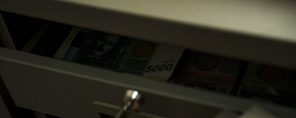 Пачка пятитысячных купюр в сейфе. Архивное фото - Sputnik Кыргызстан