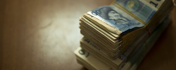 Пачка национальной валюты на столе. Архивное фото - Sputnik Кыргызстан