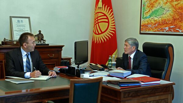 Президент Алмазбек Атамбаев принял председателя Национального банка Толкунбека Абдыгулова. - Sputnik Кыргызстан