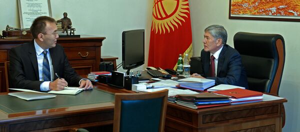 Алмазбек Атамбаев улуттук банктын жетекчиси Толкунбек Абдыгулов менен. Алмазбек Атамбаев улуттук банктын жетекчиси Толкунбек Абдыгулов менен. - Sputnik Кыргызстан