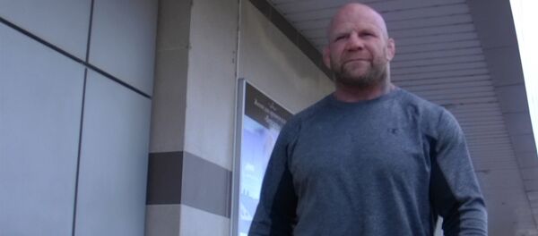 Боец ММА Джефф Монсон в Кыргызстане — кадры с аэропорта Боец ММА Джефф Монсон в Кыргызстане — кадры с аэропорта - Sputnik Кыргызстан