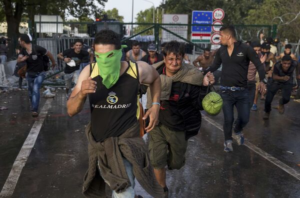 Столкновение беженцев с полицией в Венгрии. Архивное фото - Sputnik Кыргызстан