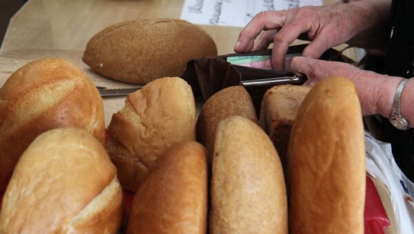 Продажа хлеба в Симферополе - Sputnik Кыргызстан