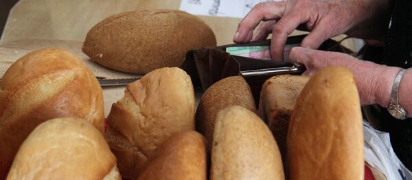 Продажа хлеба в Симферополе - Sputnik Кыргызстан