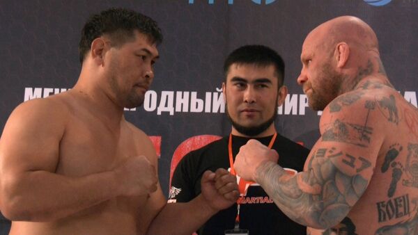 Дуэль взглядов и обещания порвать — взвешивание бойцов MMA в Бишкеке - Sputnik Кыргызстан
