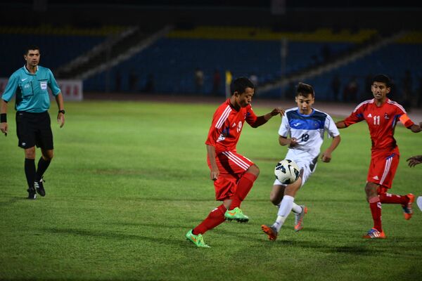 Матч между юношескими сборными по футболу Кыргызстана и Непала состоялся в пятницу вечером в Бишкеке - Sputnik Кыргызстан