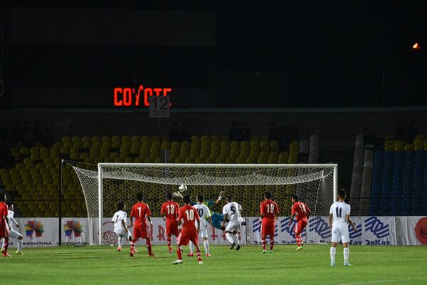 На первых минутах матча кыргызстанцы забили соперникам два гола - Sputnik Кыргызстан