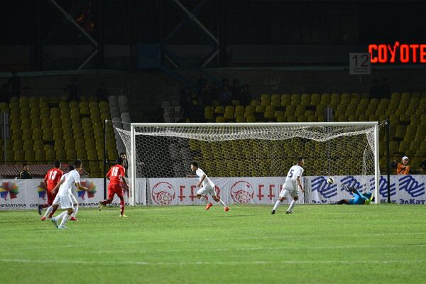Момент гола, забитого в ворота сборной Непала - Sputnik Кыргызстан
