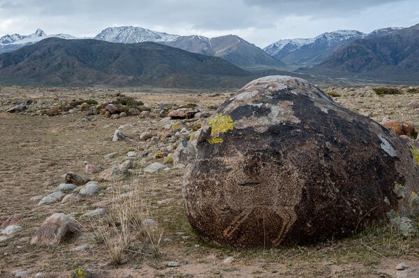 Иссык-кульские петроглифы отличаются от рисунков Саймалуу-Таш тем, что они не выбиты, а протерты более твердым камнем - Sputnik Кыргызстан
