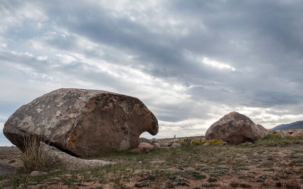В Кыргызстане кромлехи называют таш-коро — это различные каменные сооружения квадратной или круглой формы, которые, вероятно, служили для проведения культовых церемоний - Sputnik Кыргызстан
