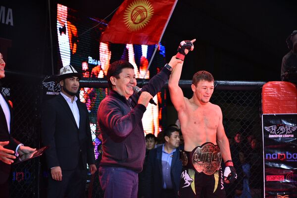 Премьер Темир Сариев лично вышел на ринг, чтобы поднять руку победителя из Кыргызстана Тилека Батырова - Sputnik Кыргызстан