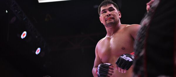 Замирбек Сыргабаев уверенно одержал победу над соперником из США. Замирбек Сыргабаев уверенно одержал победу над соперником из США. - Sputnik Кыргызстан