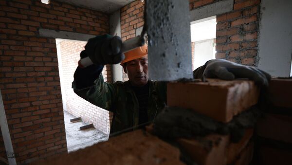 Рабочий укладывает кирпичи на строительной площадке. Архивное фото - Sputnik Кыргызстан
