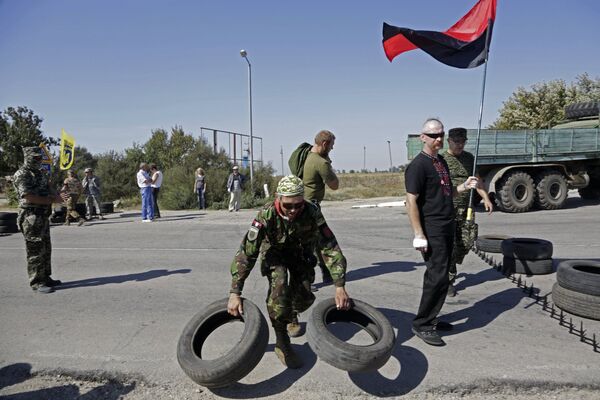 Активисты блокируют автомобильную трассу на границе Украины и Крыма у поселка Чонгар. - Sputnik Кыргызстан