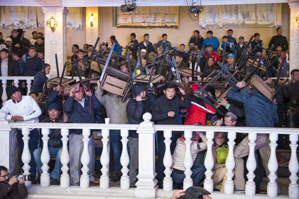 Люди спасаются в развлекательном центре Ала-Тоо, во время закидывания камнями здание. - Sputnik Кыргызстан