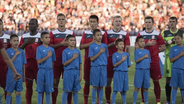 Футболисты сборной Кыргызстана исполняют гимн перед матчем. Архивное фото - Sputnik Кыргызстан