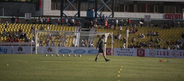 Мужчина на стадионе имени Долона Омурзакова в Бишкеке. Архивное фото - Sputnik Кыргызстан