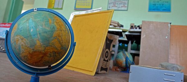 Глобус жана мектеп жабдуулары. Архив - Sputnik Кыргызстан