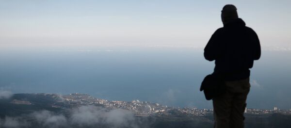 Отдыхающий смотрит на город с горы. Архивное фото - Sputnik Кыргызстан