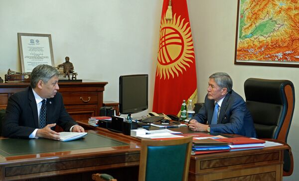 Президент Алмазбек Атамбаев и министр иностранн дел Эрлан Абдылдаев. - Sputnik Кыргызстан